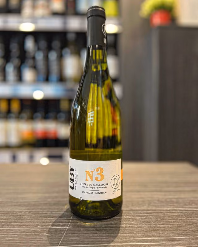 Французское, белое, сухое вино "Uby" №3 Colombard-Sauvignon сделано из винограда сортов Коломбар и Совиньон Блан, которые выращивают на виноградниках в регионе Кот де Гасконь. Вино