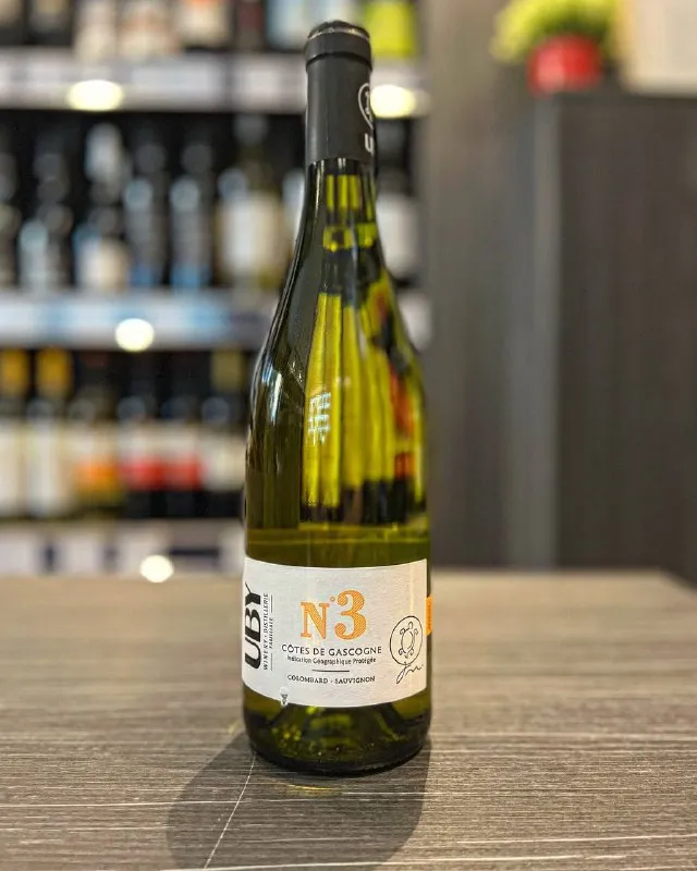 Французское, белое, сухое вино "Uby" №3 Colombard-Sauvignon сделано из винограда сортов Коломбар и Совиньон Блан, которые выращивают на виноградниках в регионе Кот де Гасконь. Вино