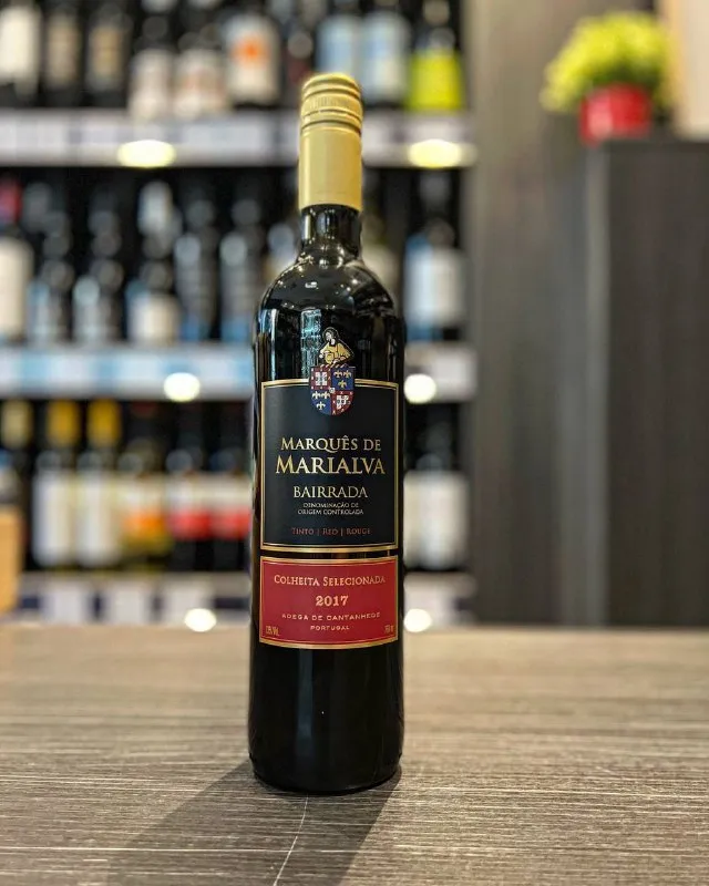 "Marques de Marialva" - тихое, сочное, хорошо сбалансированное португальское полусухое вино.