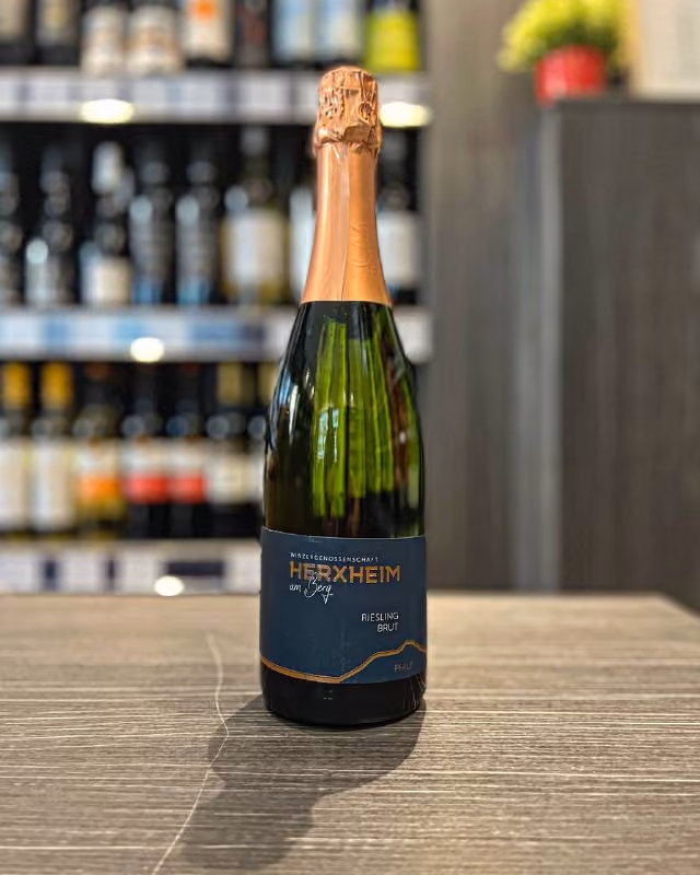 На эти выходные рекомендуем вам вино Herxheim Riesling Brut из региона Пфальц!