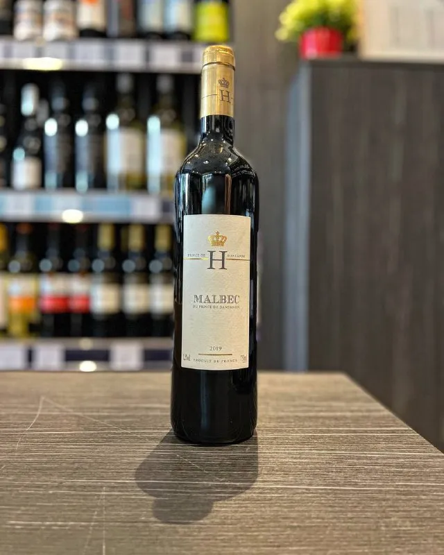 Красное полусухое вино "Malbec du Prince de Danemark" изготовлено из отборных ягод винограда сорта Мальбек.