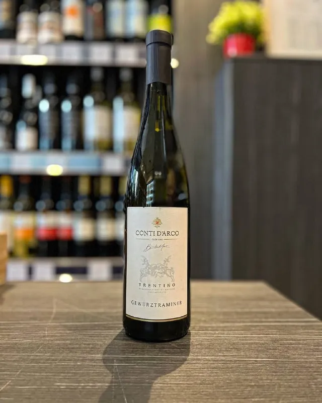 Вино "Conti D'Arco" Gewurztraminer изготовлено из отборного винограда, собранного в лучших районах региона Трентино, Италия.
