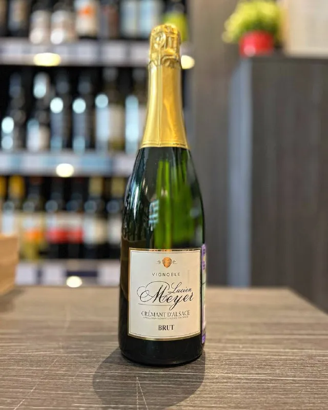 На эти выходные рекомендуем вам игристое вино "Lucien Meyer" Brut! Оно придает праздничное настроение!