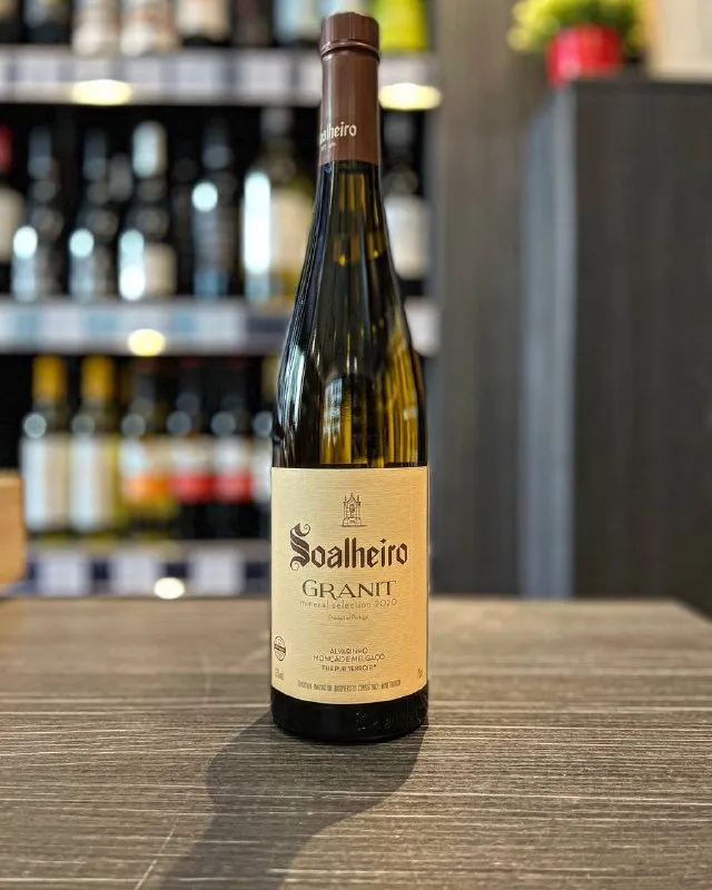 Soalheiro "Granit" Alvarinho — изысканное португальское белое сухое вино из региона Винью Верде. Оно созданно из отборного винограда Альбариньо, произрастающего на гранитных почвах