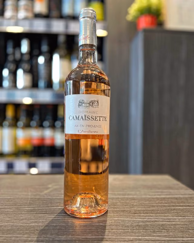 На эти выходные рекомендуем вам французское розовое сухое вино Domaine Camaissette, L'Aurelienne, Aix-en-Provence AOC. Оно привлекает легкостью, яркостью, насыщенностью!