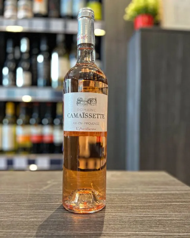 На эти выходные рекомендуем вам французское розовое сухое вино Domaine Camaissette, L'Aurelienne, Aix-en-Provence AOC. Оно привлекает легкостью, яркостью, насыщенностью!