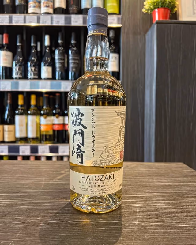 "Hatozaki" Japanese Blended Whisky — японский купажированный виски, выдержанный в бочке от 3 до 12 лет с минимальным содержанием солодового виски 40%.
