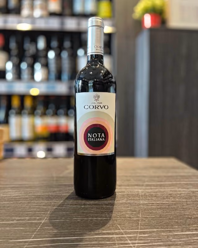 "Nota Italiana" Rosso — новинка в ассортименте бренда "Корво", сицилийское красное полусухое вино из винограда сортов Неро д’Авола и Сира.