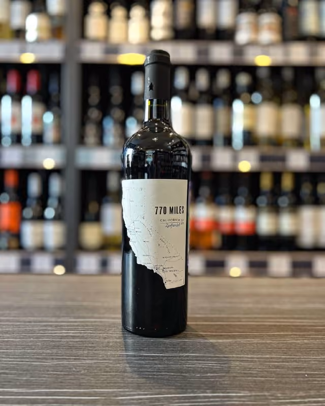 На эти выходные рекомендуем вам попробовать вино "770 Miles" Zinfandel, 2010, Калифорния.