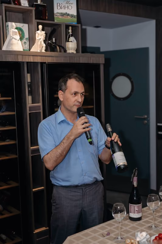 Финалист, занявший 3е место на винном баттле - представитель фирмы «Саман» Аскер Хасибулин @askermsc (https://t.me/askermsc).