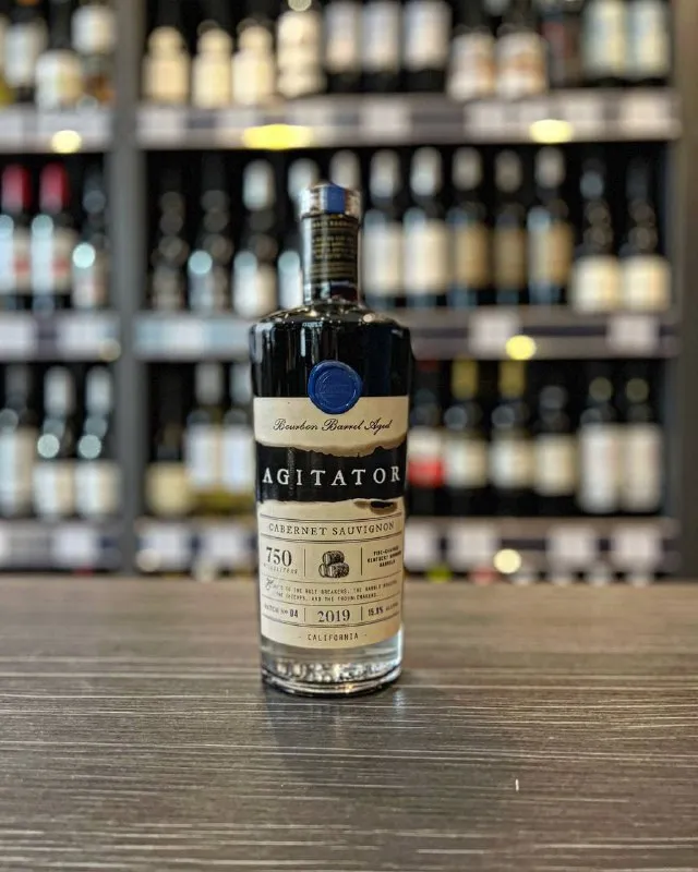 У вина "Agitator" Bourbon Barrel Aged Cabernet Sauvignon, 2019, США, Калифорния очень необычная бутылка! Ее можно сохранить и, когда вино закончится, использовать как декантер для