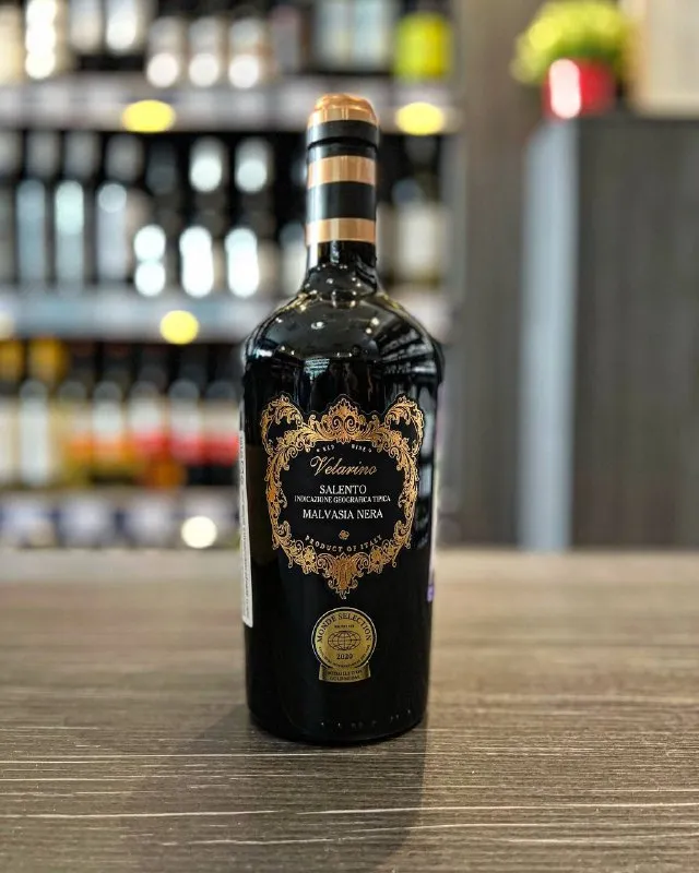 У красного сухого вина Velarino, Malvasia Nera очень нарядная бутылка, и такое вино можно преподнести в подарок!