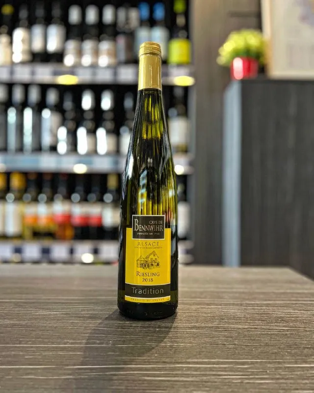 Вино Cave de Bennwihr, Riesling из Франции, Эльзас (самый холодный регион). Рислинг тонкий, изящный, яркий во вкусе, с доминирующей кислотностью.