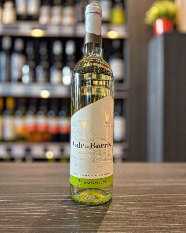 Белое португальское вино Vale dos Barris Moscatel 2020 - компромисс для тех, кто не может определиться между полусладким или полусухим вином.