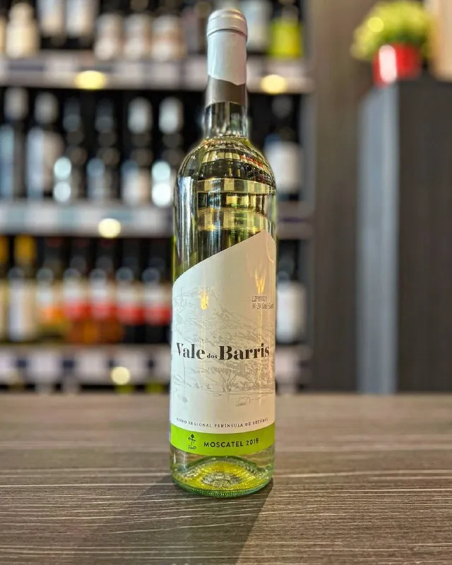 Белое португальское вино Vale dos Barris Moscatel 2020 - компромисс для тех, кто не может определиться между полусладким или полусухим вином.