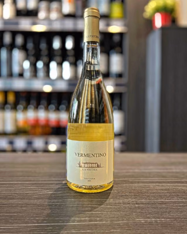 У тосканского белого, сухого вина Aia Vecchia, Vermentino яркая кислотность находится в полной гармонии со сдержанной минеральностью!