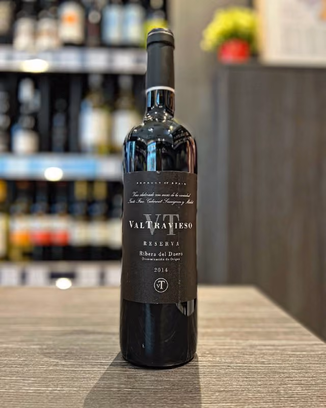 На эти выходные рекомендуем вам красное, сухое вино Valtravieso, Reserva, Ribera del Duero DO, 2014.