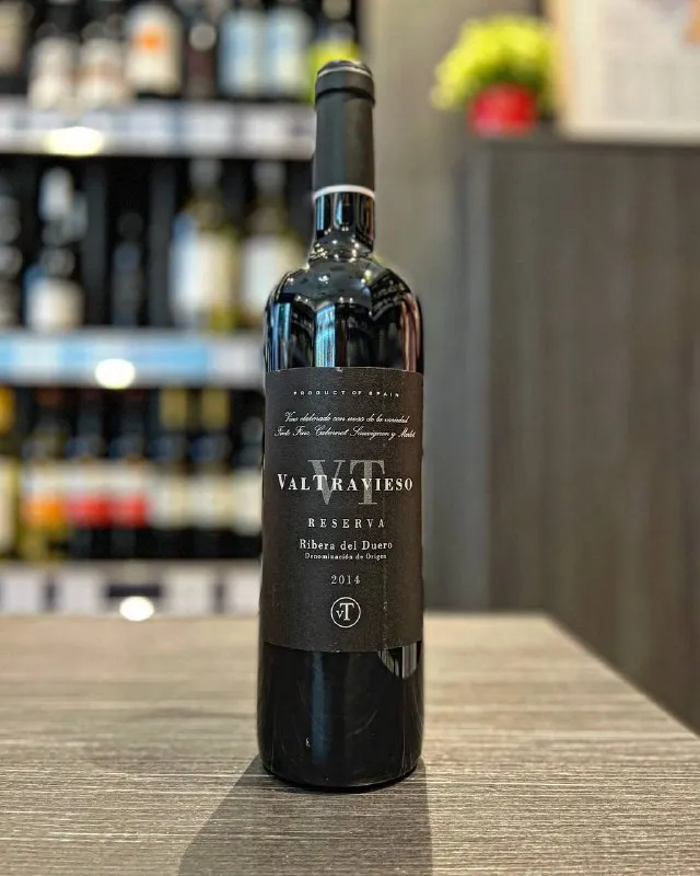 На эти выходные рекомендуем вам красное, сухое вино Valtravieso, Reserva, Ribera del Duero DO, 2014.